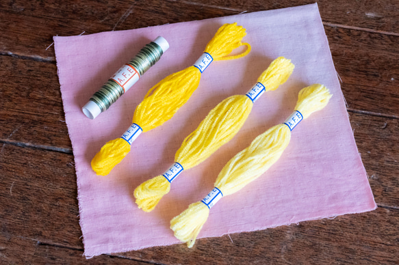 【ミモザ刺繍の素材です】3本もモール刺繍糸と緑のシルクぼかし刺繍糸のセット販売 1枚目の画像