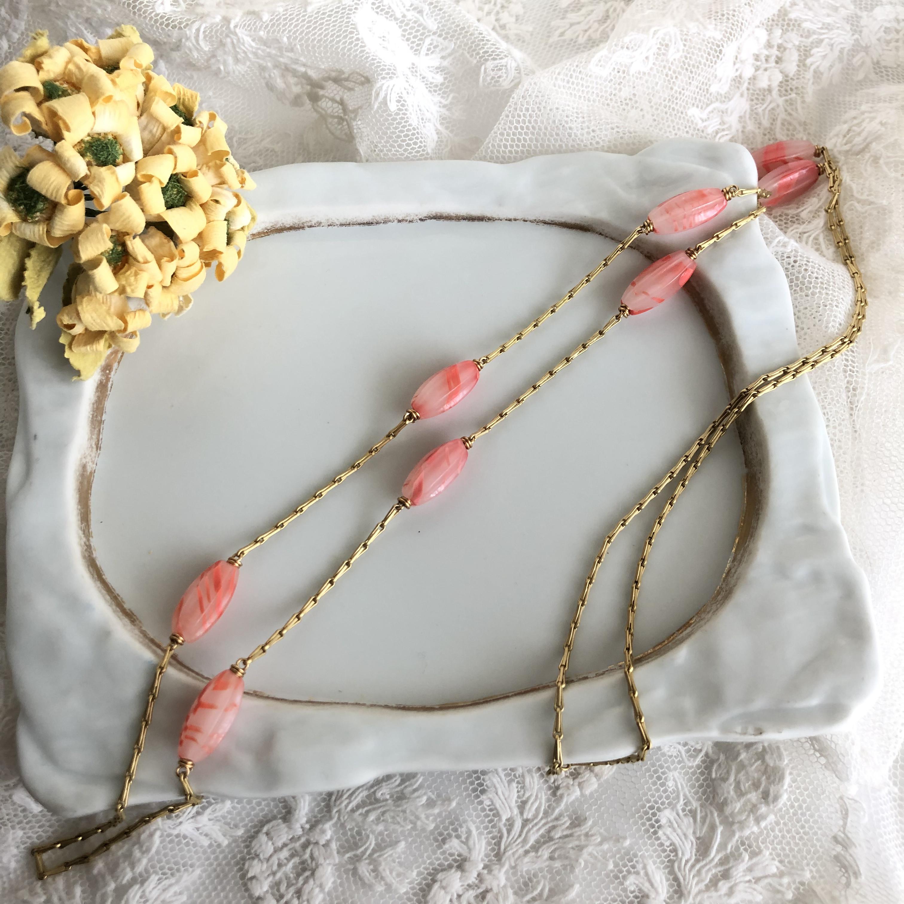 コーラルピンクのジャパンヴィンテージガラスビーズのロングチェーンネックレス