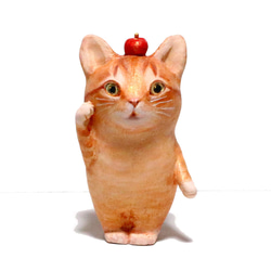林檎のっけのお金を呼ぶ招き猫　チャトラ 2枚目の画像