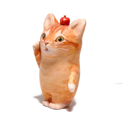 林檎のっけのお金を呼ぶ招き猫　チャトラ 3枚目の画像