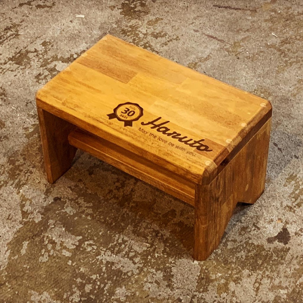 誕生祝いに。ずっと使える名入れ踏み台 その他家具 Asukayama
