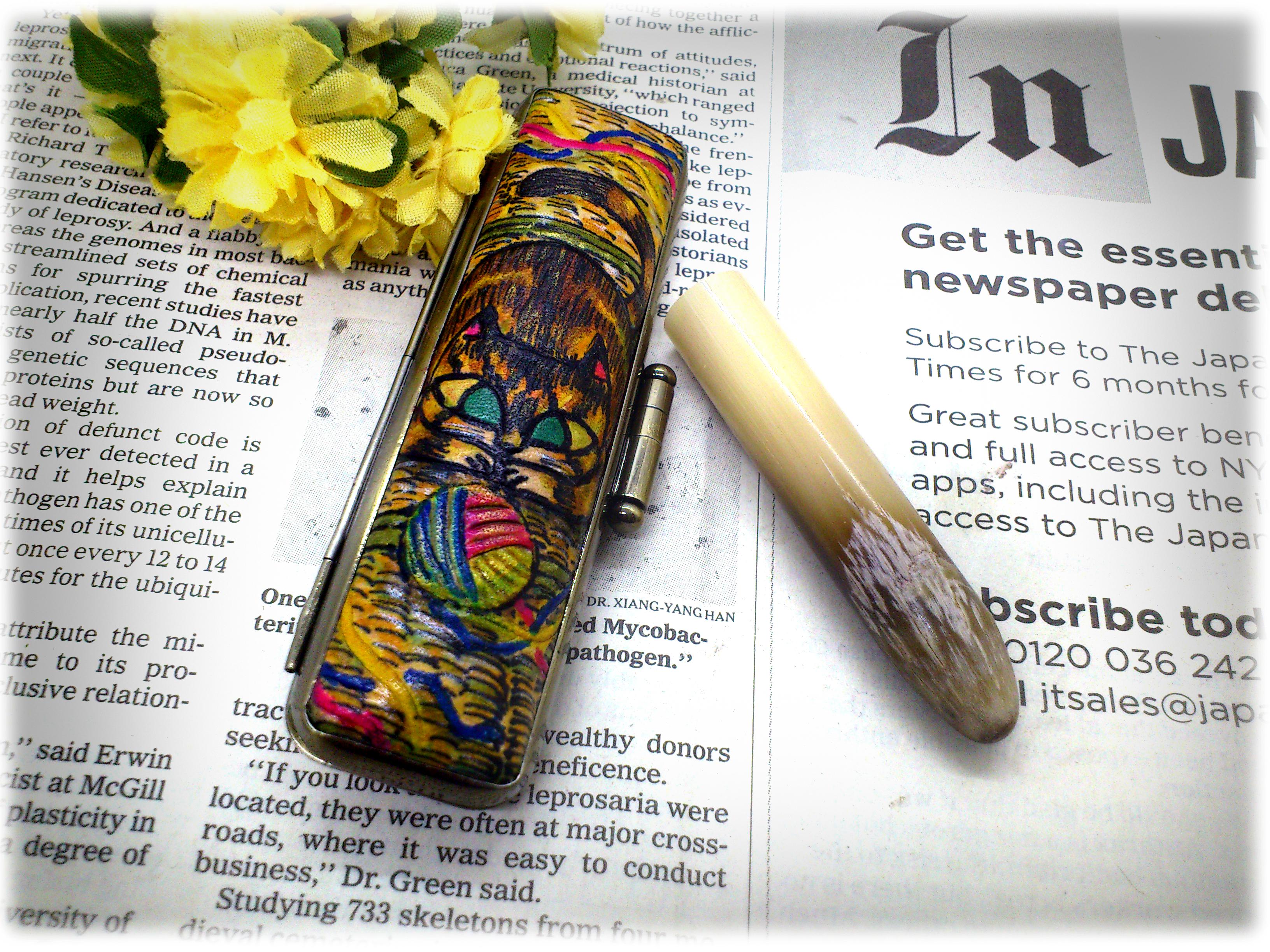 牛角(オランダ水)角先印鑑＆本革手描き一点物「毛糸と猫」印鑑ケースセット 太さ12㎜×長さ60㎜(銀行印・認印サイズ)