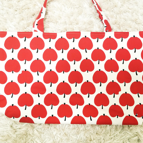 りんご柄の大きいサイズのエコバッグ、大きいサイズのトートバッグ  