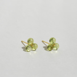 まるい天然石の小さいお花ピアス 宝石質ペリドット シンプル 