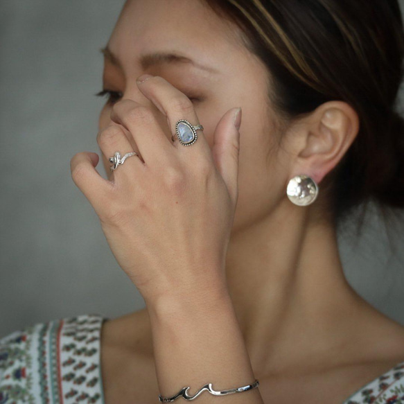【 Mahina (moon) Earrings / マヒナ ねじバネイヤリング】SV925 + ロジウムコーティング 3枚目の画像