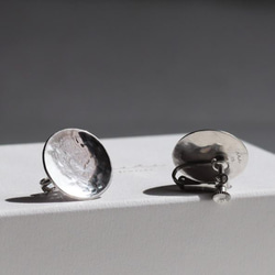 【 Mahina (moon) Earrings / マヒナ ねじバネイヤリング】SV925 + ロジウムコーティング 1枚目の画像