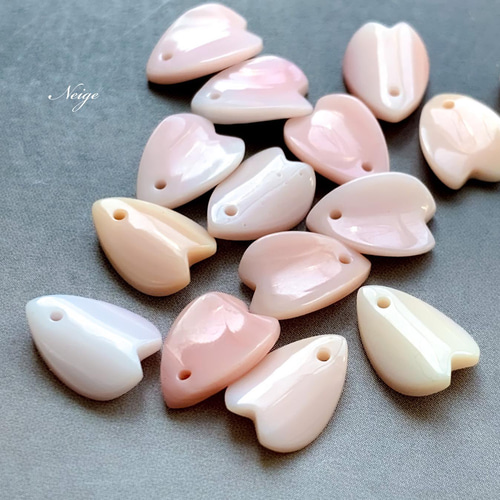 クィーンコンクシェルAAA- 桜の花びら 12×8mm 2枚 天然石パーツ