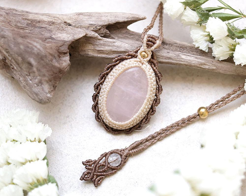 ローズクォーツ・アメジストのマクラメネックレス マクラメネックレス☆クンツァイト×ローズクォーツ×アメジスト - メルカリ