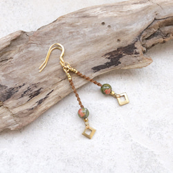 天然石一粒ーシンプル真鍮とユナカイトマクラメピアスmacp065軽やかに揺れるアレルギーフリーのアクセサリー 1枚目の画像