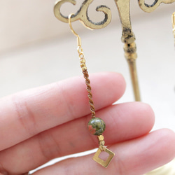 天然石一粒ーシンプル真鍮とユナカイトマクラメピアスmacp065軽やかに揺れるアレルギーフリーのアクセサリー 6枚目の画像