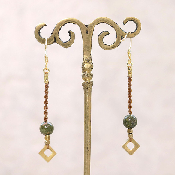 天然石一粒ーシンプル真鍮とユナカイトマクラメピアスmacp065軽やかに揺れるアレルギーフリーのアクセサリー 4枚目の画像
