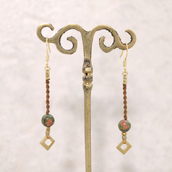 天然石一粒ーシンプル真鍮とユナカイトマクラメピアスmacp065軽やかに揺れるアレルギーフリーのアクセサリー 2枚目の画像