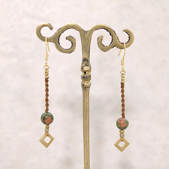 天然石一粒ーシンプル真鍮とユナカイトマクラメピアスmacp065軽やかに揺れるアレルギーフリーのアクセサリー 2枚目の画像