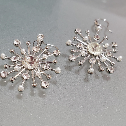 ド派手なシルバー花火ピアス ピアス（フック・チェーン） 梅 通販