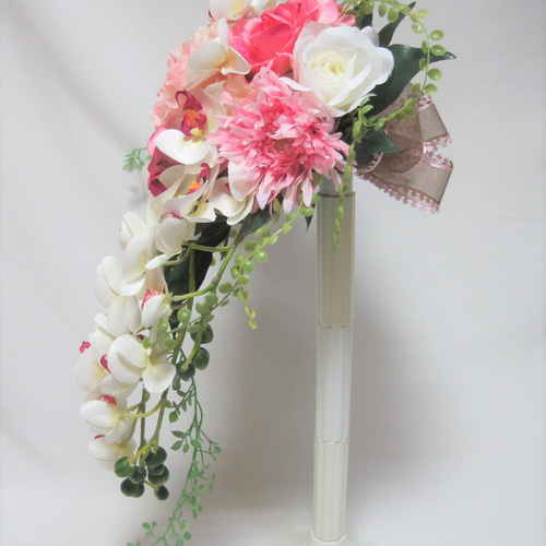 バラと胡蝶蘭のクレッセントブーケ♪ブートニア付き♪生花みたい