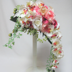 バラと胡蝶蘭のクレッセントブーケ♪ブートニア付き♪生花みたいに綺麗な造花です♪高品質なのに安い 13枚目の画像