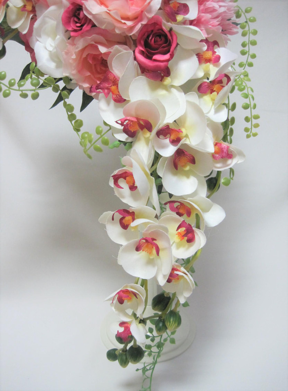 バラと胡蝶蘭のクレッセントブーケ♪ブートニア付き♪生花みたいに綺麗な造花です♪高品質なのに安い 5枚目の画像