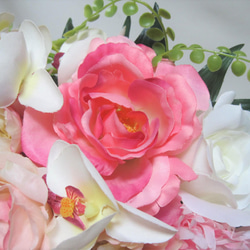バラと胡蝶蘭のクレッセントブーケ♪ブートニア付き♪生花みたいに綺麗な造花です♪高品質なのに安い 18枚目の画像