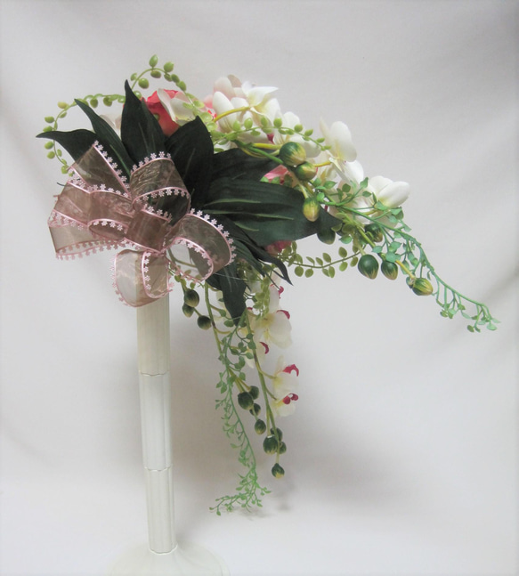 バラと胡蝶蘭のクレッセントブーケ♪ブートニア付き♪生花みたいに綺麗な造花です♪高品質なのに安い 11枚目の画像