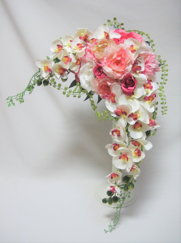 バラと胡蝶蘭のクレッセントブーケ♪ブートニア付き♪生花みたいに綺麗な造花です♪高品質なのに安い 3枚目の画像