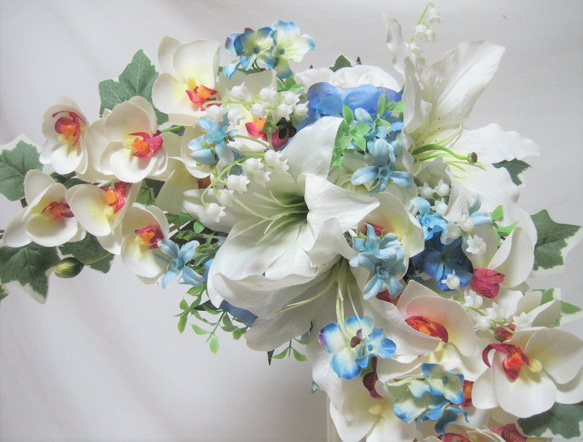 カサブランカ、ブルースターと胡蝶蘭のクレッセントブーケ♪ブートニア付き♪生花みたいに綺麗な造花です♪高品質なのに安い 4枚目の画像