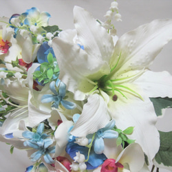 カサブランカ、ブルースターと胡蝶蘭のクレッセントブーケ♪ブートニア付き♪生花みたいに綺麗な造花です♪高品質なのに安い 17枚目の画像
