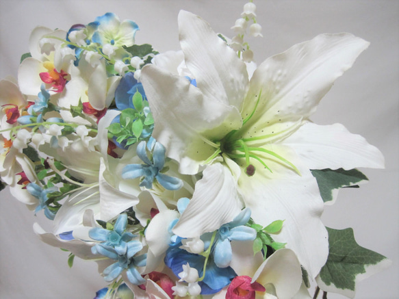 カサブランカ、ブルースターと胡蝶蘭のクレッセントブーケ♪ブートニア付き♪生花みたいに綺麗な造花です♪高品質なのに安い 17枚目の画像