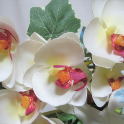 カサブランカ、ブルースターと胡蝶蘭のクレッセントブーケ♪ブートニア付き♪生花みたいに綺麗な造花です♪高品質なのに安い 19枚目の画像