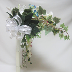カサブランカ、ブルースターと胡蝶蘭のクレッセントブーケ♪ブートニア付き♪生花みたいに綺麗な造花です♪高品質なのに安い 11枚目の画像
