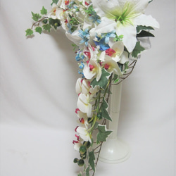 カサブランカ、ブルースターと胡蝶蘭のクレッセントブーケ♪ブートニア付き♪生花みたいに綺麗な造花です♪高品質なのに安い 7枚目の画像