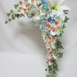 カサブランカ、ブルースターと胡蝶蘭のクレッセントブーケ♪ブートニア付き♪生花みたいに綺麗な造花です♪高品質なのに安い 6枚目の画像