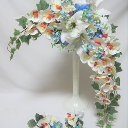カサブランカ、ブルースターと胡蝶蘭のクレッセントブーケ♪ブートニア付き♪生花みたいに綺麗な造花です♪高品質なのに安い 2枚目の画像