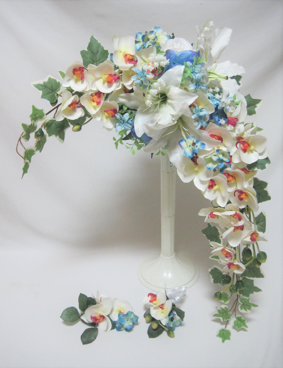 カサブランカ、ブルースターと胡蝶蘭のクレッセントブーケ♪ブートニア付き♪生花みたいに綺麗な造花です♪高品質なのに安い 2枚目の画像