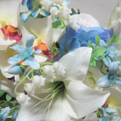 カサブランカ、ブルースターと胡蝶蘭のクレッセントブーケ♪ブートニア付き♪生花みたいに綺麗な造花です♪高品質なのに安い 18枚目の画像