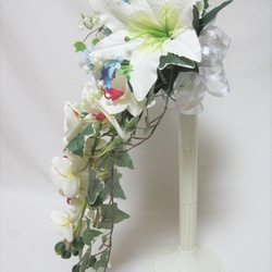 カサブランカ、ブルースターと胡蝶蘭のクレッセントブーケ♪ブートニア付き♪生花みたいに綺麗な造花です♪高品質なのに安い 8枚目の画像