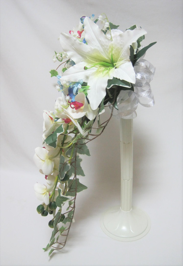 カサブランカ、ブルースターと胡蝶蘭のクレッセントブーケ♪ブートニア付き♪生花みたいに綺麗な造花です♪高品質なのに安い 8枚目の画像