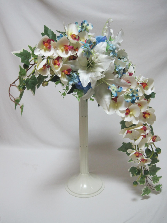 カサブランカ、ブルースターと胡蝶蘭のクレッセントブーケ♪ブートニア付き♪生花みたいに綺麗な造花です♪高品質なのに安い 14枚目の画像