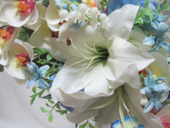 カサブランカ、ブルースターと胡蝶蘭のクレッセントブーケ♪ブートニア付き♪生花みたいに綺麗な造花です♪高品質なのに安い 20枚目の画像