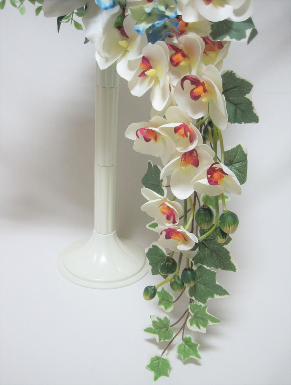 カサブランカ、ブルースターと胡蝶蘭のクレッセントブーケ♪ブートニア付き♪生花みたいに綺麗な造花です♪高品質なのに安い 5枚目の画像