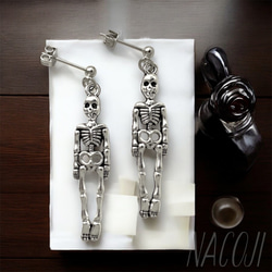 ミニスケルトンのピアス 骸骨スカル直立 ピアス（スタッド・一粒  