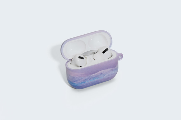 AirPods 外殼描繪了藍天和解凍的山脈 第2張的照片