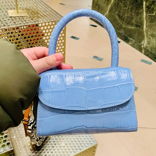鮮やかな青色のワニ革のミニバッグ 鮮やかな青色のワニ革のミニバッグ