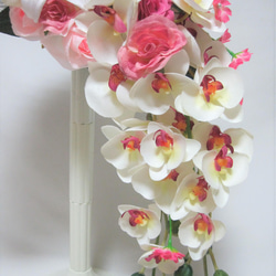 カサブランカ、バラと胡蝶蘭のクレッセントブーケ♪ブートニア付き♪生花みたいに綺麗な造花です♪高品質なのに安い 5枚目の画像