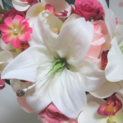 カサブランカ、バラと胡蝶蘭のクレッセントブーケ♪ブートニア付き♪生花みたいに綺麗な造花です♪高品質なのに安い 18枚目の画像