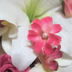 カサブランカ、バラと胡蝶蘭のクレッセントブーケ♪ブートニア付き♪生花みたいに綺麗な造花です♪高品質なのに安い 20枚目の画像