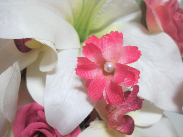 カサブランカ、バラと胡蝶蘭のクレッセントブーケ♪ブートニア付き♪生花みたいに綺麗な造花です♪高品質なのに安い 20枚目の画像