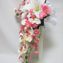 カサブランカ、バラと胡蝶蘭のクレッセントブーケ♪ブートニア付き♪生花みたいに綺麗な造花です♪高品質なのに安い 8枚目の画像