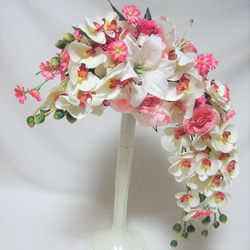 カサブランカ、バラと胡蝶蘭のクレッセントブーケ♪ブートニア付き♪生花みたいに綺麗な造花です♪高品質なのに安い 14枚目の画像