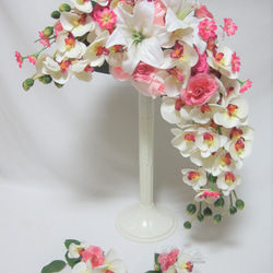 カサブランカ、バラと胡蝶蘭のクレッセントブーケ♪ブートニア付き♪生花みたいに綺麗な造花です♪高品質なのに安い 2枚目の画像