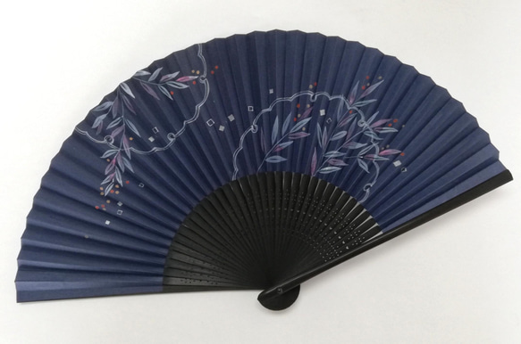 趣-omomuki-<雪輪南天>　京扇子 1枚目の画像